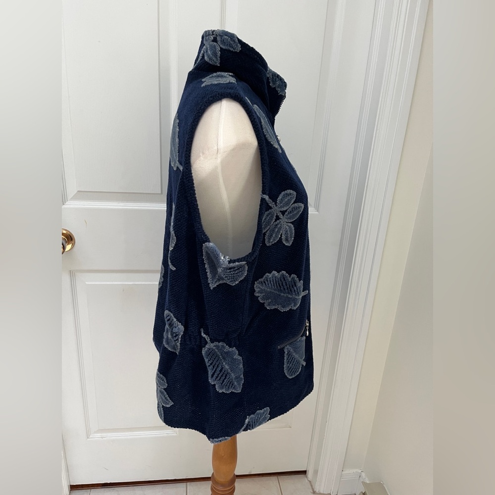 Robert Kitchen Canada VEST Size XL Blue with Leaves pattern. - Picture 3 of 8